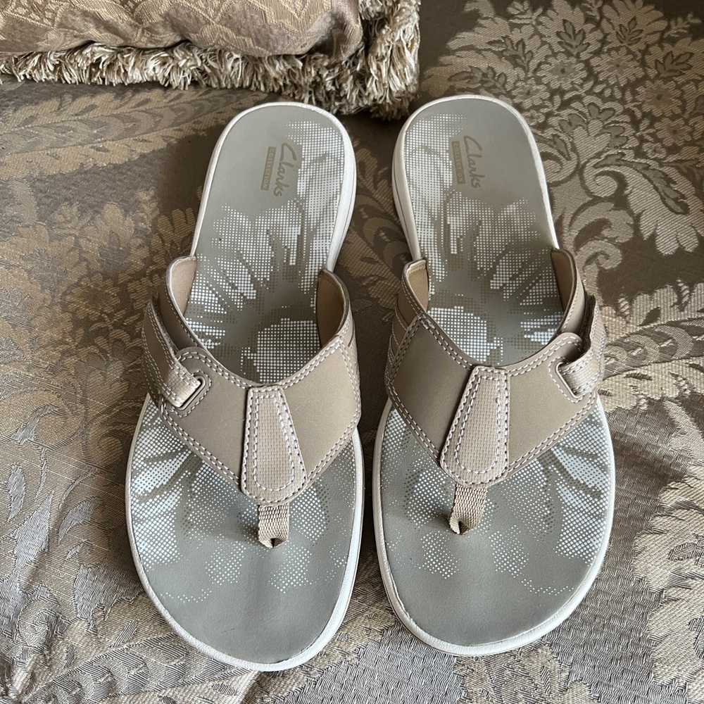 Clark thong sandals in size 11 in cream color